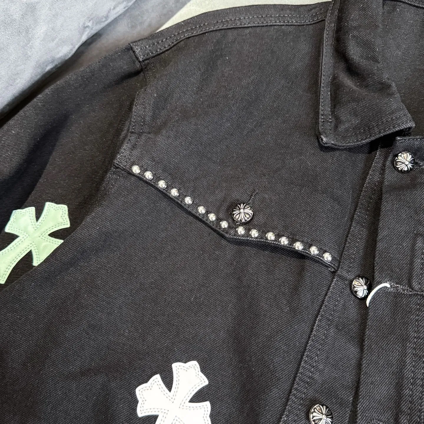 P280 Chrome Hearts Chrome Hearts heavy-duty denim jacket with rivets and multiple farts. The same model as the Internet celebrity star. The cross-printed denim jacket has a unique cross design element and is full of design. It is made of 100% denim cotton fabric with heavy coarse yarn count, which ensures a stiff and tough silhouette while being soft, comfortable and breathable. The lapel is designed with silver buttons and is full of texture. The classic white cross logo is all over the dress, making it a perfect versatile style for spring and summer! The original loose version is made of high-quality pure cotton fabrics. The fabric pattern is high-definition and delicate without burrs. It is comfortable and breathable to wear. All the buttons are molded and customized. It is casual and fashionable and can be matched with any bottoms. It can be windproof and sunproof in spring and summer. It can be worn outside in autumn and winter! Easily concave shape makes you look slimmer and taller, perfect for both men and women! Color: Black Size: S M L XL